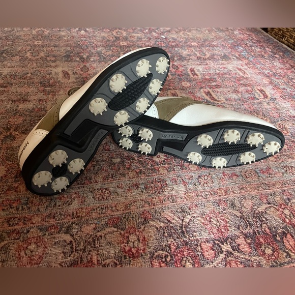 Ladies size 5 Reebok gold shoes. - Picture 6 of 7